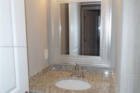 Condo in Pompano Beach, Florida, 2 bedrooms  № 1941184 - photo 11