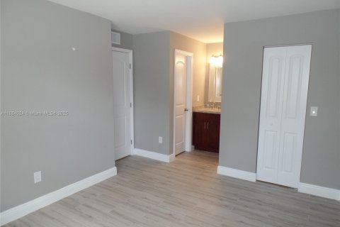 Condo in Pompano Beach, Florida, 2 bedrooms  № 1941184 - photo 14