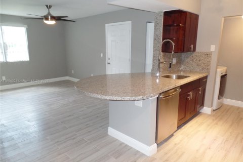 Condo in Pompano Beach, Florida, 2 bedrooms  № 1941184 - photo 3