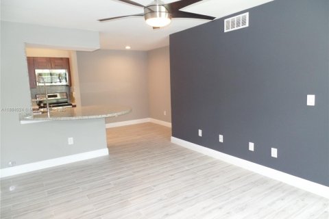 Condo in Pompano Beach, Florida, 2 bedrooms  № 1941184 - photo 6