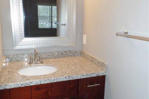 Condo in Pompano Beach, Florida, 2 bedrooms  № 1941184 - photo 17