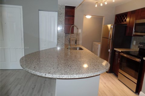 Condo in Pompano Beach, Florida, 2 bedrooms  № 1941184 - photo 2