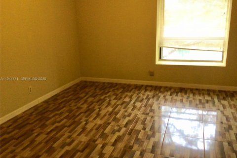 Touwnhouse à louer à Lauderhill, Floride: 3 chambres, 113.71 m2 № 2001189 - photo 12