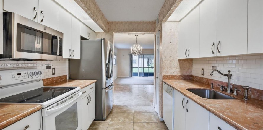 Кондоминиум с 2 спальнями в Пемброк-Пайнс, Флорида № 1923281