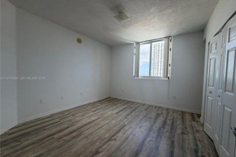 Condo in Miami, Florida, 1 bedroom  № 2053011 - photo 6