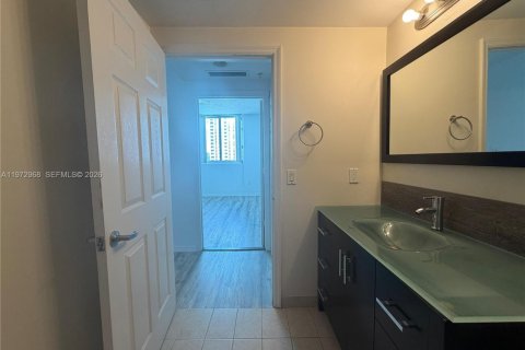 Condo in Miami, Florida, 1 bedroom  № 2053011 - photo 9