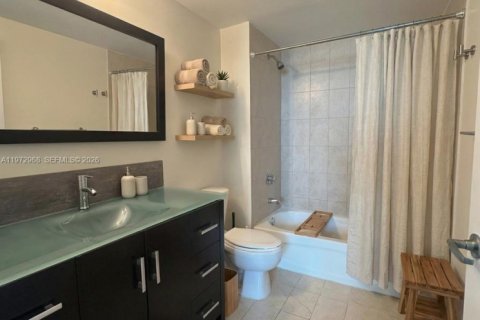 Condo in Miami, Florida, 1 bedroom  № 2053011 - photo 7