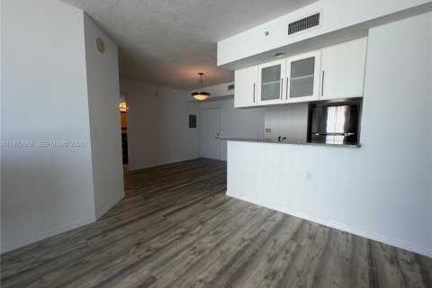 Condo in Miami, Florida, 1 bedroom  № 2053011 - photo 2
