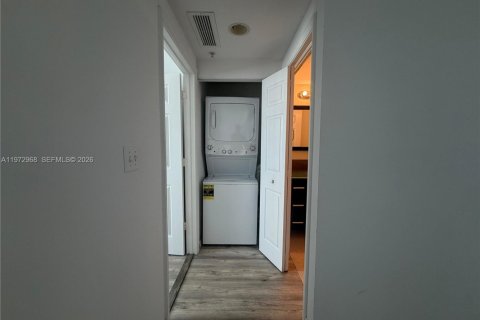 Condo in Miami, Florida, 1 bedroom  № 2053011 - photo 10