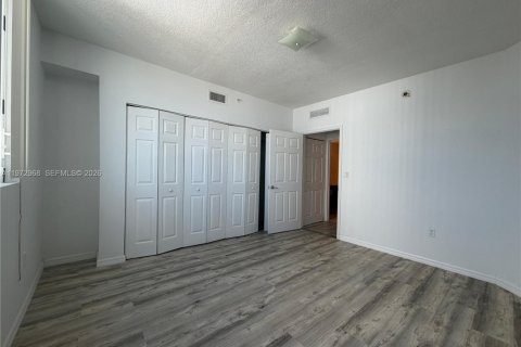 Condo in Miami, Florida, 1 bedroom  № 2053011 - photo 5