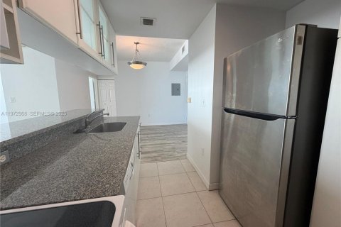 Condo in Miami, Florida, 1 bedroom  № 2053011 - photo 3