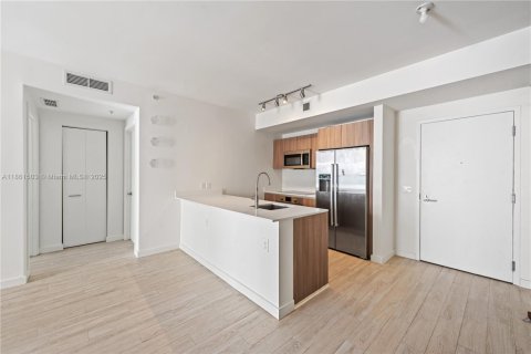 Condominio en alquiler en Miami, Florida, 2 dormitorios, 91.04 m2 № 2018315 - foto 2