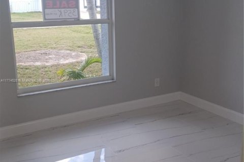 House in Cape Coral, Florida 3 bedrooms, 132.48 sq.m. № 1868324 - photo 9