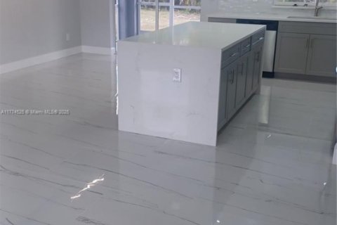 House in Cape Coral, Florida 3 bedrooms, 132.48 sq.m. № 1868324 - photo 15