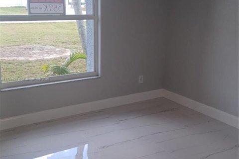 House in Cape Coral, Florida 3 bedrooms, 132.48 sq.m. № 1868324 - photo 7