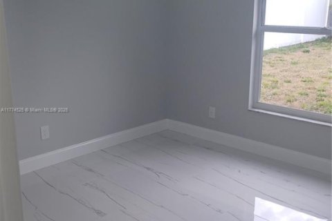 House in Cape Coral, Florida 3 bedrooms, 132.48 sq.m. № 1868324 - photo 12