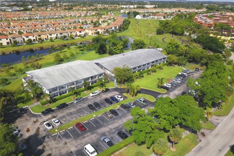 Propiedad comercial en venta en Miami, Florida № 1727528 - foto 1