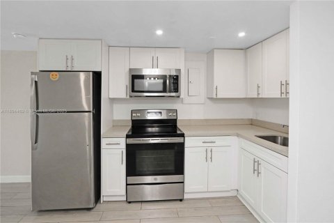 Propiedad comercial en venta en Miami, Florida № 1727528 - foto 9
