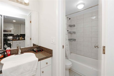Propiedad comercial en venta en Miami, Florida № 1727528 - foto 24