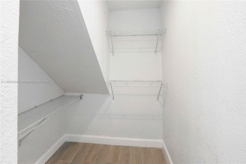 Propiedad comercial en venta en Miami, Florida № 1727528 - foto 11