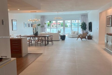 Villa ou maison à louer à Miami Beach, Floride: 5 chambres, 333.43 m2 № 2024486 - photo 4