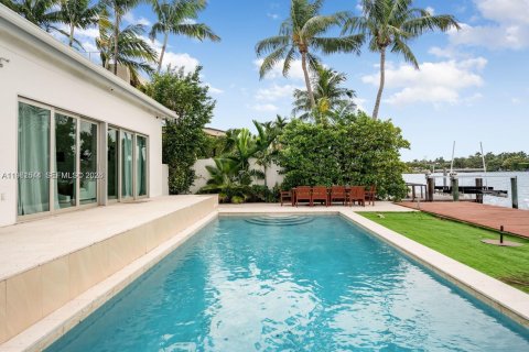 Villa ou maison à louer à Miami Beach, Floride: 5 chambres, 333.43 m2 № 2024486 - photo 2