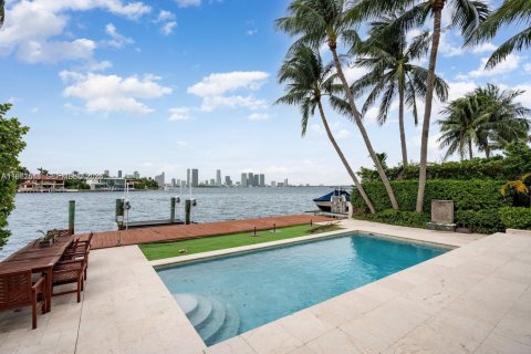 Casa en Miami Beach, Florida 5 dormitorios, 333.43 m2 № 2024486