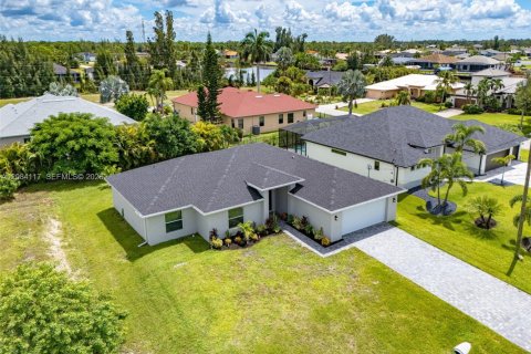 House in Cape Coral, Florida 4 bedrooms, 167.22 sq.m. № 2351341 - photo 24