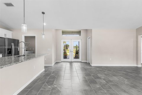 House in Cape Coral, Florida 4 bedrooms, 167.22 sq.m. № 2351341 - photo 4