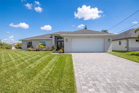 House in Cape Coral, Florida 4 bedrooms, 167.22 sq.m. № 2351341