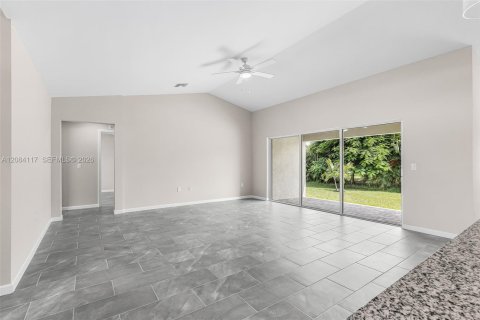 House in Cape Coral, Florida 4 bedrooms, 167.22 sq.m. № 2351341 - photo 5