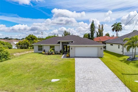 House in Cape Coral, Florida 4 bedrooms, 167.22 sq.m. № 2351341 - photo 22