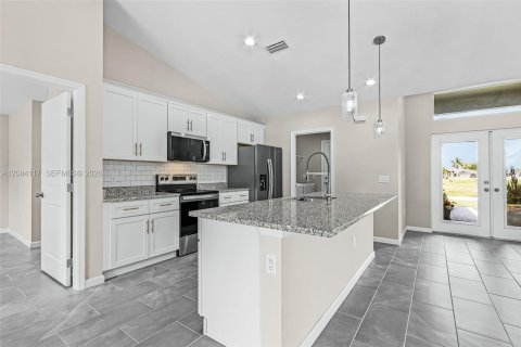 House in Cape Coral, Florida 4 bedrooms, 167.22 sq.m. № 2351341 - photo 8