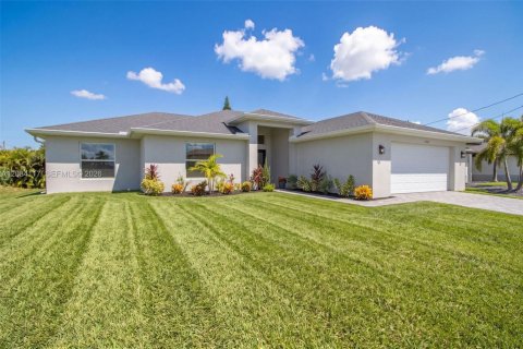 House in Cape Coral, Florida 4 bedrooms, 167.22 sq.m. № 2351341 - photo 2