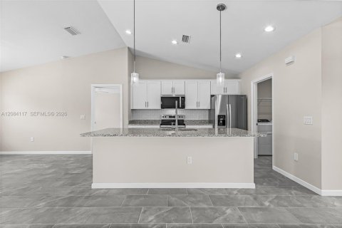 House in Cape Coral, Florida 4 bedrooms, 167.22 sq.m. № 2351341 - photo 7