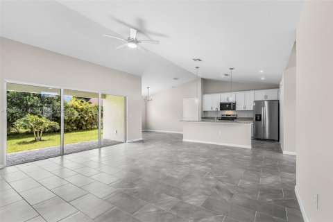 House in Cape Coral, Florida 4 bedrooms, 167.22 sq.m. № 2351341 - photo 6