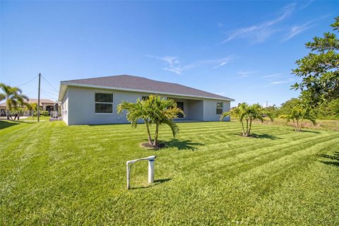 House in Cape Coral, Florida 4 bedrooms, 167.22 sq.m. № 2351341 - photo 27