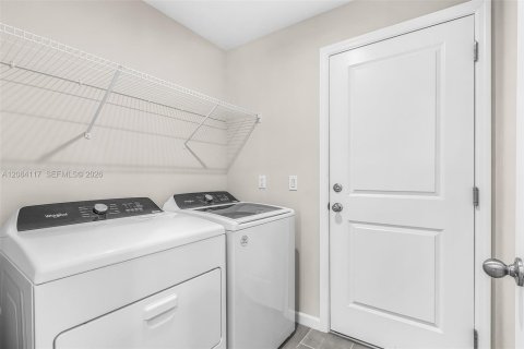 House in Cape Coral, Florida 4 bedrooms, 167.22 sq.m. № 2351341 - photo 11