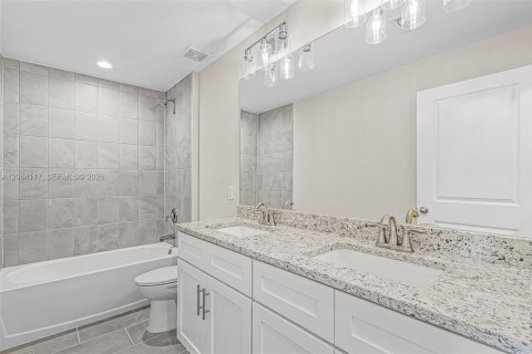 House in Cape Coral, Florida 4 bedrooms, 167.22 sq.m. № 2351341 - photo 15