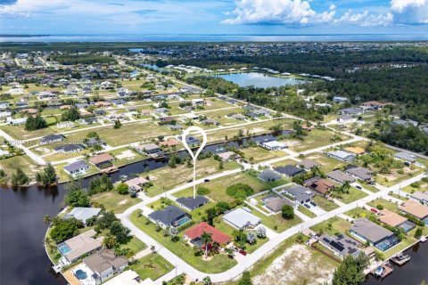 House in Cape Coral, Florida 4 bedrooms, 167.22 sq.m. № 2351341 - photo 26