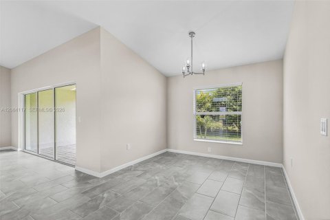 House in Cape Coral, Florida 4 bedrooms, 167.22 sq.m. № 2351341 - photo 12