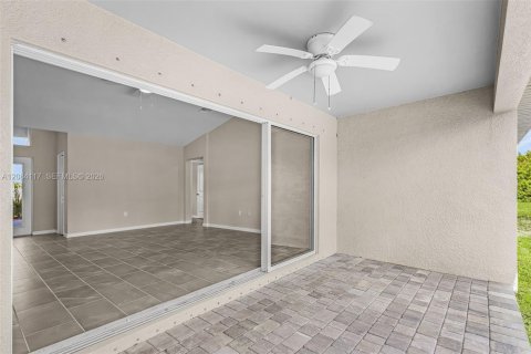 House in Cape Coral, Florida 4 bedrooms, 167.22 sq.m. № 2351341 - photo 21