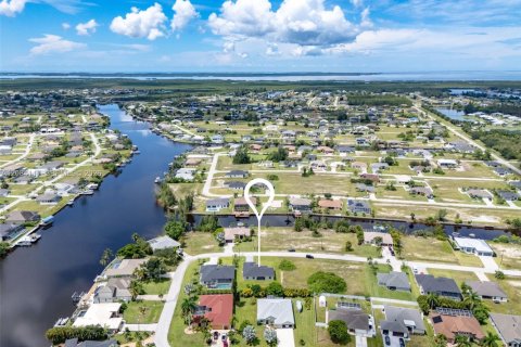 House in Cape Coral, Florida 4 bedrooms, 167.22 sq.m. № 2351341 - photo 25