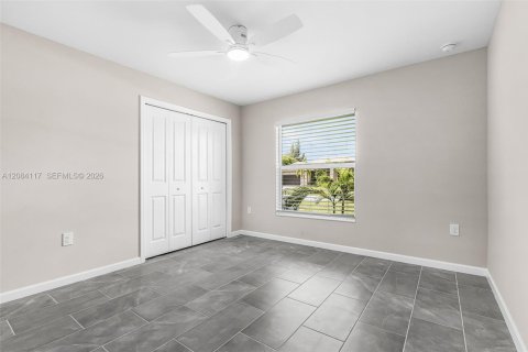 House in Cape Coral, Florida 4 bedrooms, 167.22 sq.m. № 2351341 - photo 13
