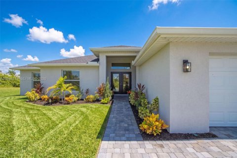 House in Cape Coral, Florida 4 bedrooms, 167.22 sq.m. № 2351341 - photo 3