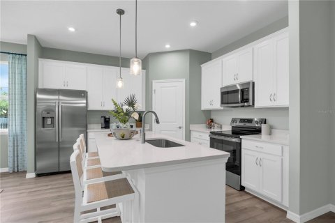 House in Sorrento, Florida 4 bedrooms, 205.31 sq.m. № 2200121 - photo 9