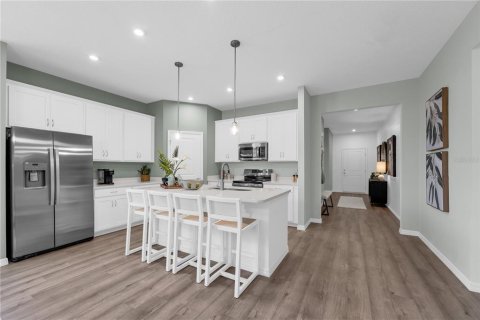 House in Sorrento, Florida 4 bedrooms, 205.31 sq.m. № 2200121 - photo 8