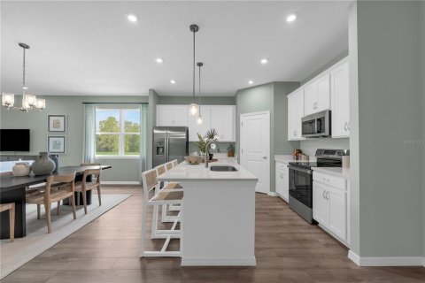 House in Sorrento, Florida 4 bedrooms, 205.31 sq.m. № 2200121 - photo 7