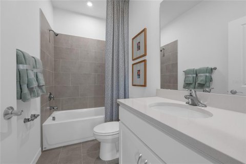 House in Sorrento, Florida 4 bedrooms, 205.31 sq.m. № 2200121 - photo 25