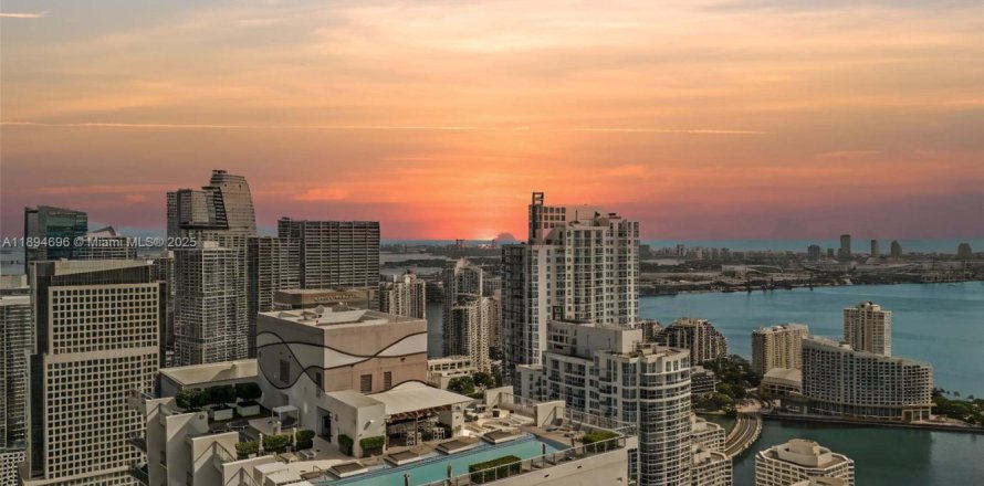 Condo in Miami, Florida, 2 bedrooms  № 1947236